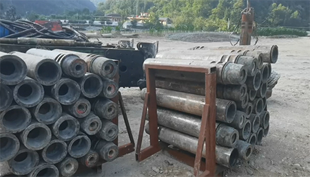 設(shè)備已運(yùn)到礦山，準(zhǔn)備反井鉆施工